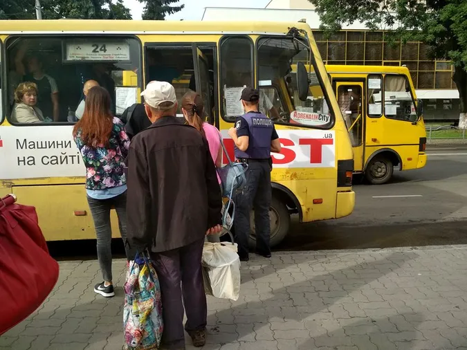Волинські патрульні «шманають» перевізників (фото) 