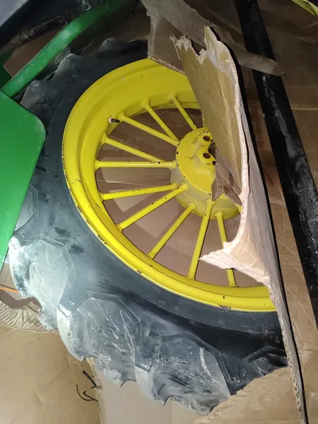 Через «Ягодин» хотіли провезти раритетний трактор John Deere 1938 року (фото)