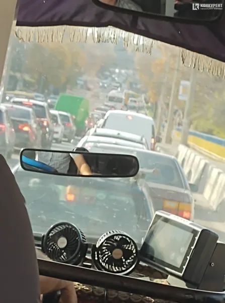 Міняють асфальт: у Луцьку – величезний затор на шляхопроводі (фото)
