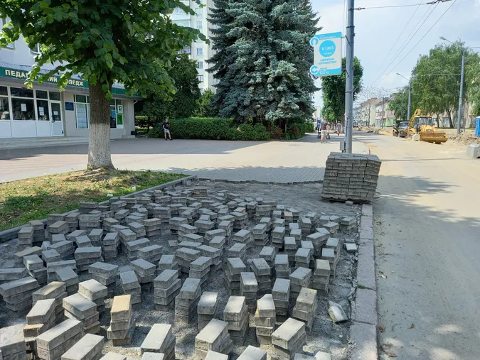 Знімають бруківку із тротуарів: що коїться на проспекті Волі у Луцьку (фото)