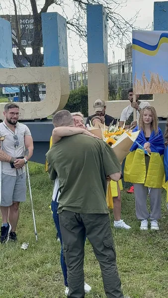 У Луцьку зустріли звільненого з полону бійця (фото)