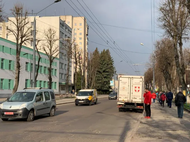 У центрі Луцька сталася ДТП за участі вантажівки і тролейбуса (фото)