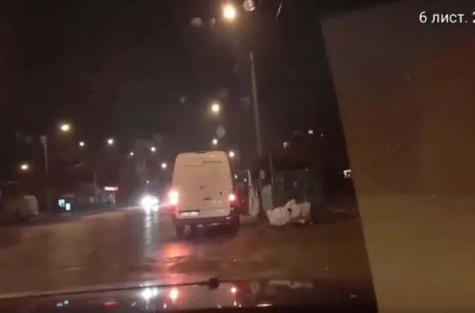У Луцьку наздоганяли жінку, яка з автомобіля підкинула сміття і втекла (відео)
