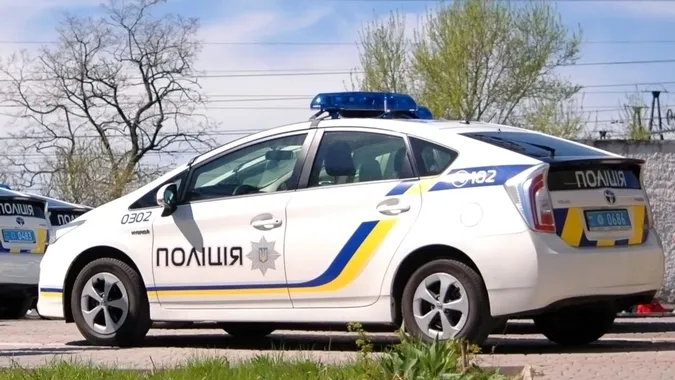 Не залишили в біді: луцькі патрульні допомогли водійці з несправним авто (відео)