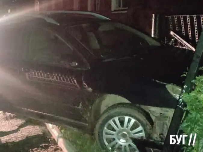 Волинянин втік від поліцейських після того, як протаранив паркан ліцею (фото)