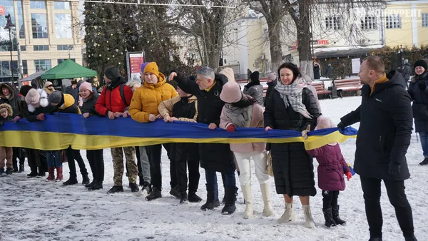 Свято єднання: у Луцьку розгорнули довжелезний стяг у День Соборності (фото, відео)