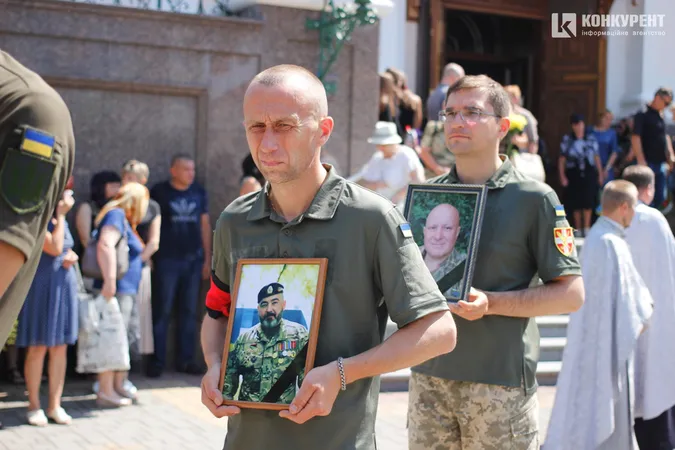 Віддали життя за нас: Луцьк на колінах попрощався з двома захисниками (фото, відео)