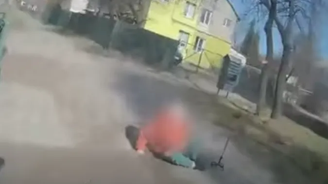 У Луцьку жінка впала посеред тротуару (відео)