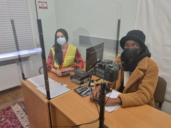 Луцькі міграційники затримали та відправили додому нелегалку-конголезку (фото)