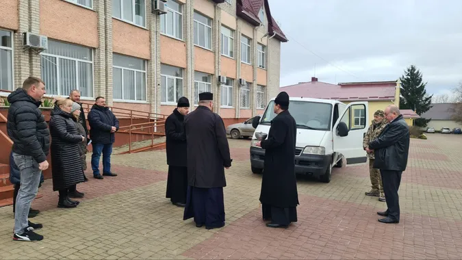 Наспівали на авто для ЗСУ – Підгайцівська громада відправила на фронт ще один бус (фото)