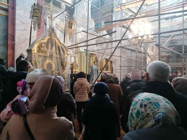 Свічки, молитва й соціальна дистанція: як у луцькому соборі святкують Благовіщення (фото)