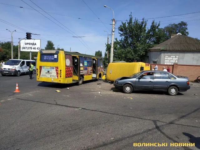ДТП у Луцьку: маршрутка і таксі – пошкоджені, авто «газовиків» – перекинуте (фото, оновлено)