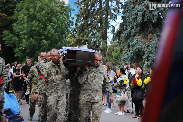 Плакали навіть чоловіки: Луцьк провів у останню путь воїна Михайла Дарчича (фото, відео)