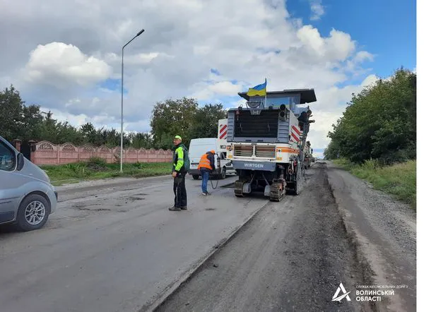 На дорозі між Дачним і Ківерцями «латають» вибоїни (фото)