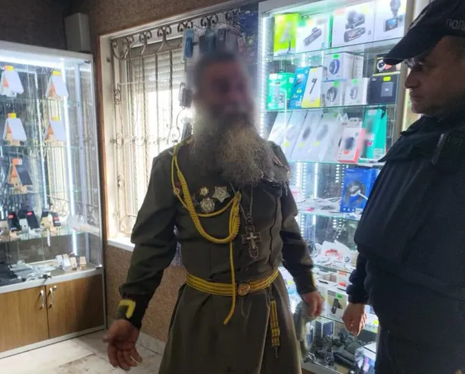 На Закарпатті священник УПЦ МП розгулював селом у «радянській» формі (фото)