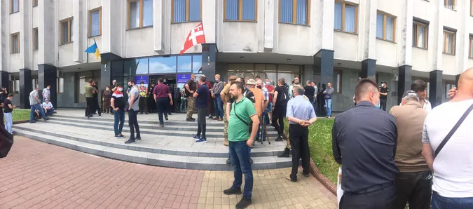 Під Волинською ОДА ветерани викликають Погуляйка на розмову (фото)