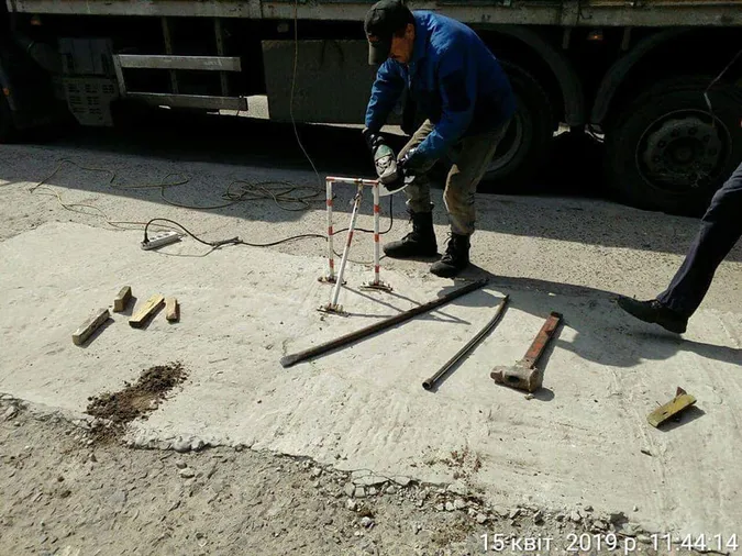 Муніципали прибрали з луцьких дворів обмежувачі руху (фото)