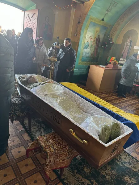 Двоє маленьких дітей лишилися без тата: на Волині попрощалися із воїном Андрієм Симчуком (фото)
