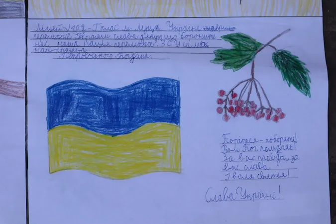Підрозділами Волинської бригади тероборони мандрує виставка дитячих малюнків (фото)