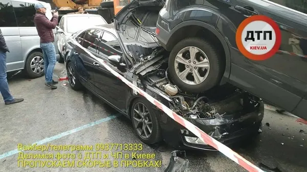 Масштабна аварія в Києві: автокран «зім'яв» 18 автомобілів (фото, відео)