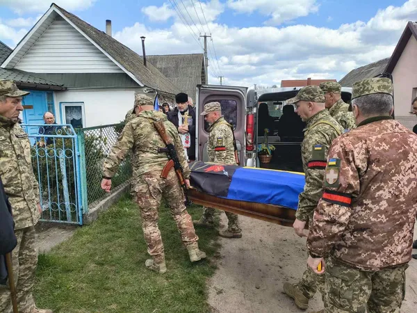 Рівно через рік після загибелі: на Волині попрощалися з Героєм Юрієм Камцем (фото)