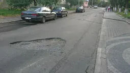 У центрі Луцька на дорозі ямище (фото)