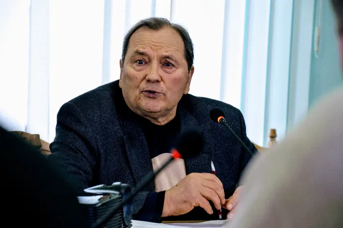 Депутати Волиньради подарують годинник лікарю-мільйонеру
