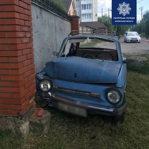 У Луцьку «запорожець» врізався у паркан, і водій пішов «лікувати нерви» (фото)