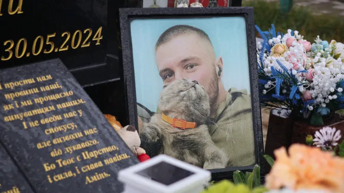 На його могилі – світлини з  улюбленцями: пам'ять про воїна з Волині бережуть врятовані ним тварини