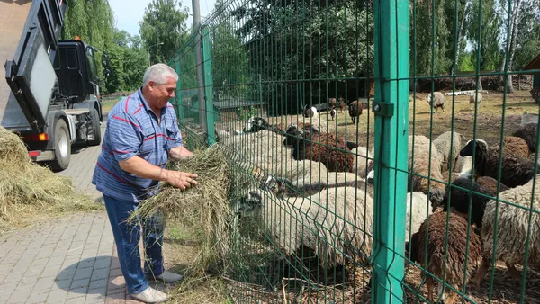 Луцькому зоопарку подарували вантажівку екологічно чистого сіна (фото)