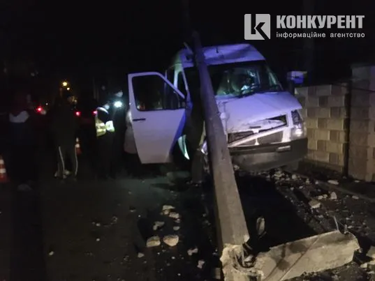 У Луцьку бус зніс електроопору: за кермом була жінка
