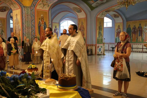 Весільний коровай на труні та згорьована родина: у Луцьку попрощалися з воїном Дмитром Павловичем (фото)