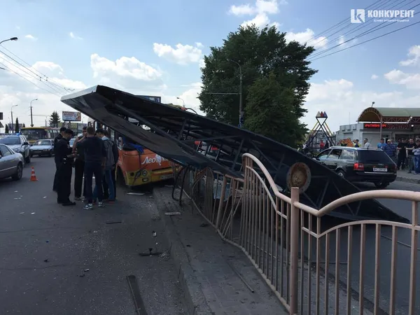 У Луцьку біля Там Таму маршрутка в'їхала в білборд (фото, відео)