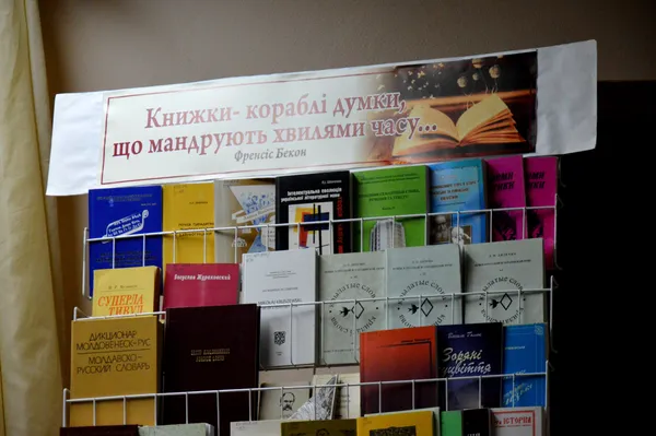 Одна з луцьких бібліотек поповнилася новими книгами від професорки (фото)