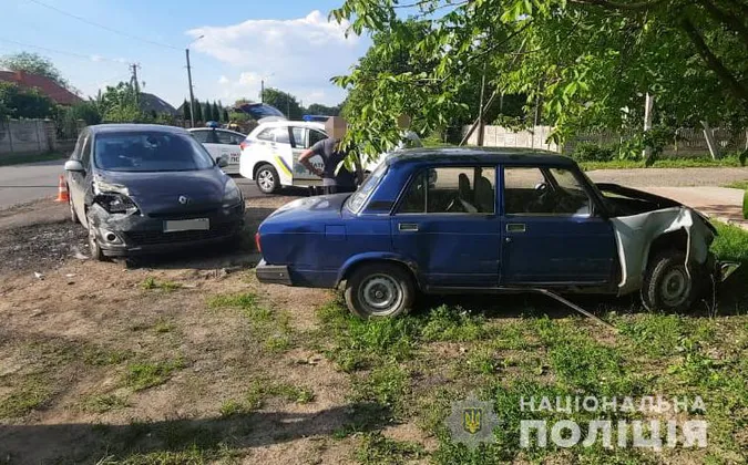У Луцьку зіткнулися Renault і ВАЗ: водій у лікарні (фото)