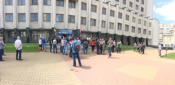 Під Волинською ОДА ветерани викликають Погуляйка на розмову (фото)