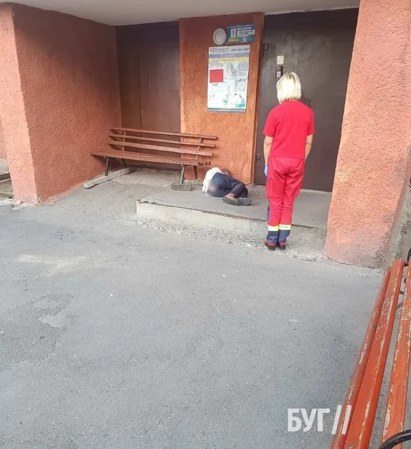 На Волині жінку через суд виселили з квартири за пиятику та дебош: вона спить під під'їздом (фото)