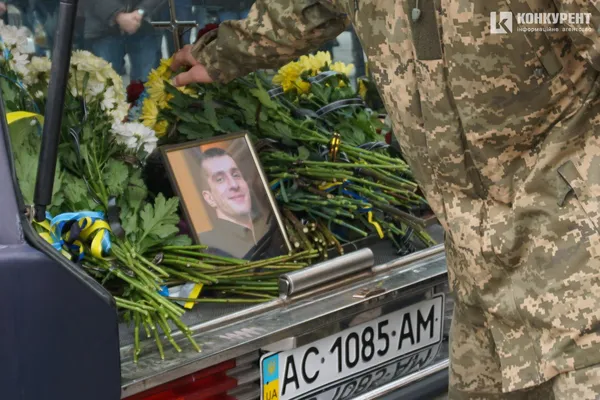 Він хотів би, щоб ми посміхались: Луцьк попрощався із Героєм Андрієм Романовим (фото)