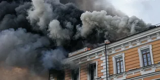 😢У Києві після прильоту горить будівля Національної академії наук, люди рятувались через вікна (фото, відео)