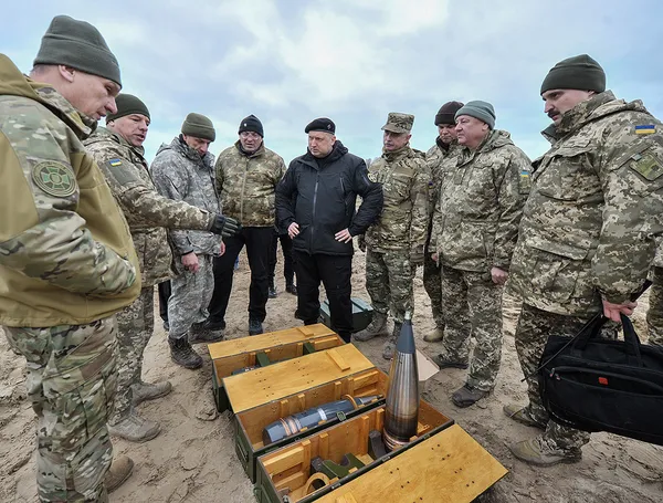 Колишній секретар РНБО Олександр Турчинов оглядає українські 152 мм снаряди. 2017 рік. Україна. Фото: РНБО