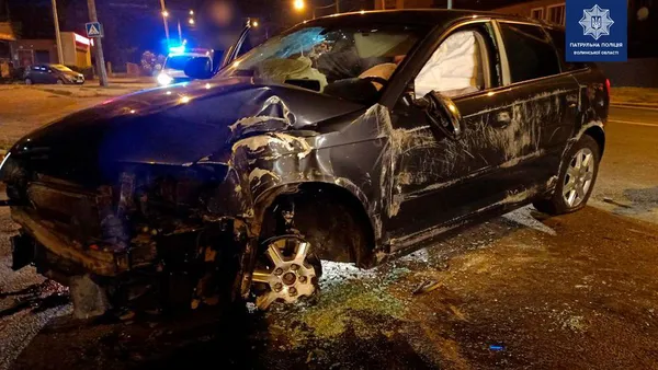Авто перекинулося на бік: у Луцьку неповнолітній в'їхав у стовп (фото)