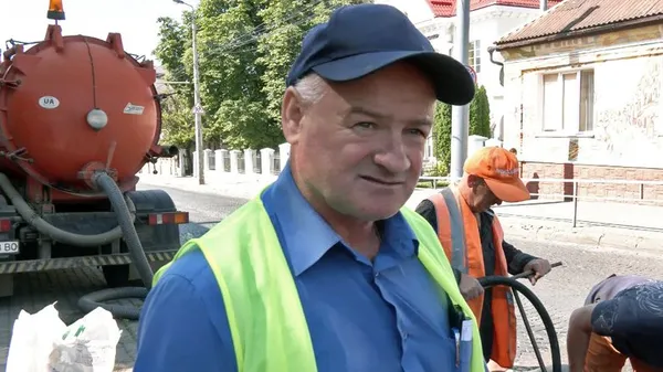 Луцькі комунальники шукають порив водогону біля провалля в центрі (фото)