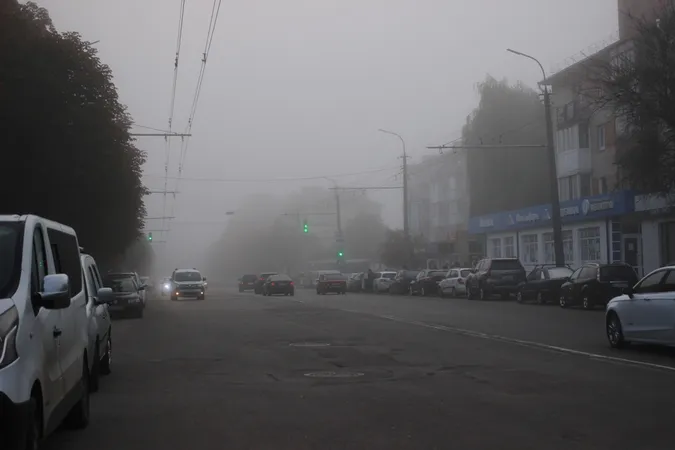 Тривожний туманний ранок у Луцьку (фото)