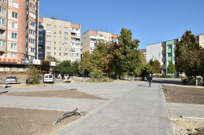 У Луцьку завершують облаштування скверу на Кравчука (фото, відео)