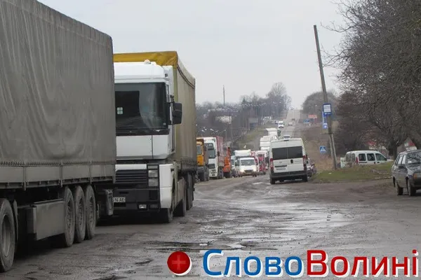 Гірники нововолинської шахти перекрили дороги і вимагають відставки керівництва «Волиньвугілля»