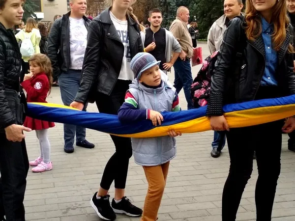 У Луцьку розгорнули рекордний синьо-жовтий стяг (фото)