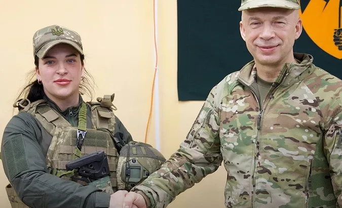 Сирський нагородив військову з Волині