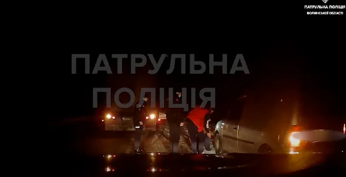 Майже як на Формулі-1: на Волині патрульні допомогли водію замінити колесо (відео)