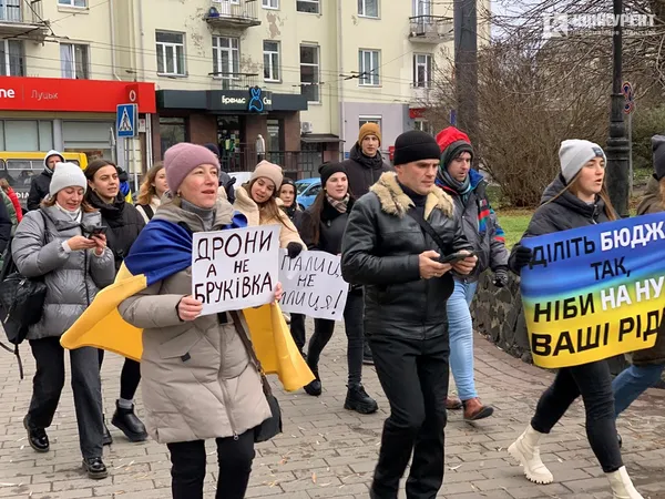 «Бюджет належить громаді»: у Луцьку молодь вимагала від влади більше витрачати на армію (фото)