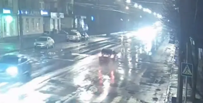 Аж перекинувся в повітрі: у Луцьку авто збило п'яного чоловіка (відео)